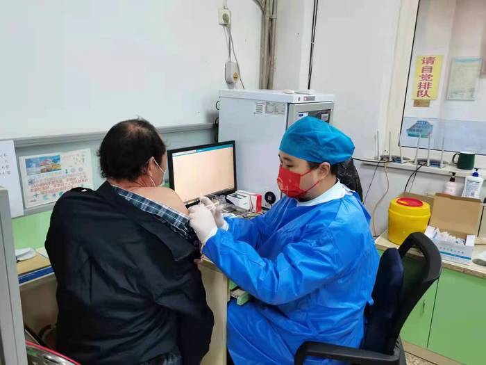 请老年人尽快接种新冠疫苗 我市60岁及以上老人接种率为92.12%