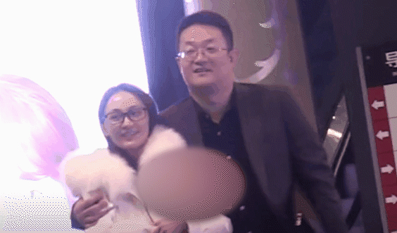 姚笛与富商男友合影近照曝光，牵手搂腰十分亲密，破分手传闻