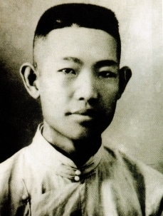 王尽美烈士嫡孙王明华、王爱华到济南革命烈士陵园祭扫