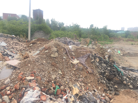 【啄木鸟在行动】凤鸣路与旅游路交汇处南300米东西两侧渣土无覆盖