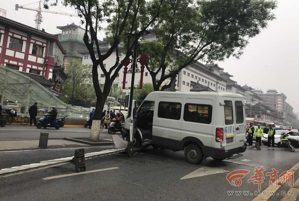 男子驾车西安钟楼附近疑遇盘查闯关疯狂逃窜 已被警察查获