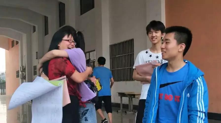 大雪天带学生打雪仗、听学生聊早恋 山东这位“最美教师”被学生称为“亲妈”
