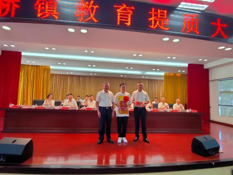 浙江一教师获奖210万元商品房和现金 校方：3年前还得过一辆28万元的车