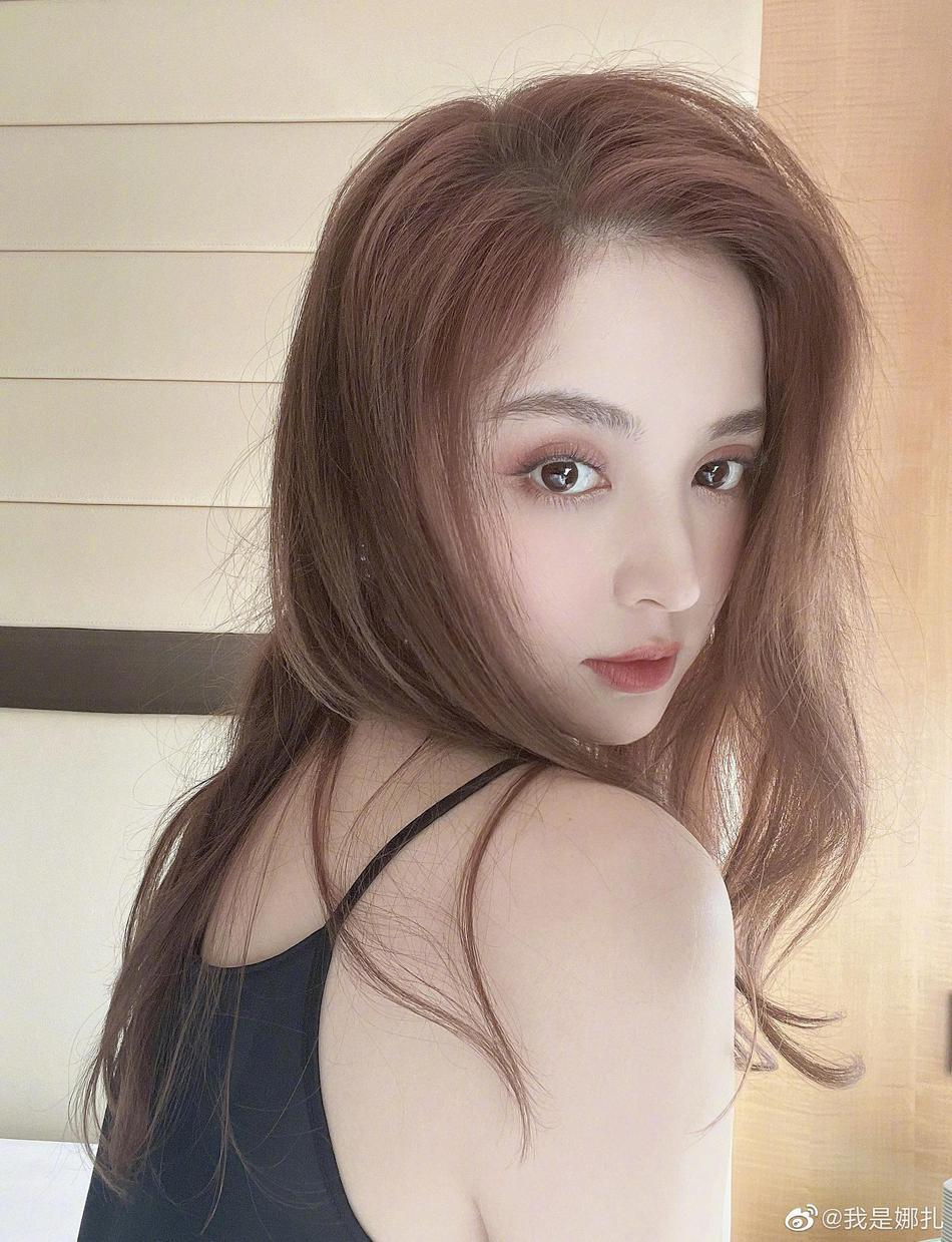 娜扎穿黑色吊带秀锁骨美背 挑战红棕色长卷发慵懒性感