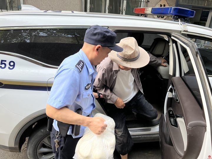 中秋节老人外出购物摔倒民警暖心救助护送返家