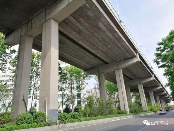 济南一高架桥上排水管道掉落，砸中公交车，所幸没事