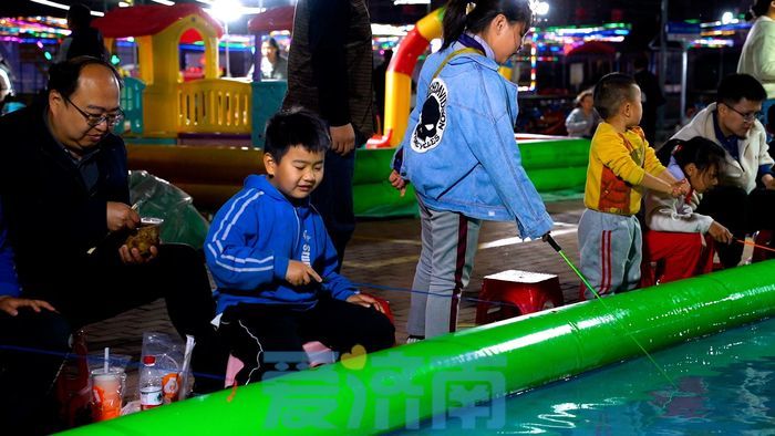 济南这些夜市“花式上新”，一幅活力满满的夜宴图徐徐展开