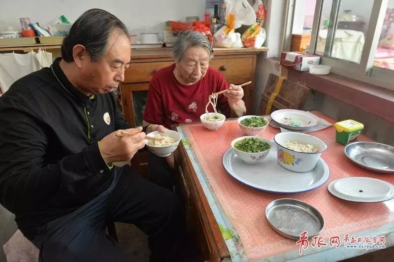 这件事，青岛88岁老人坚持了25年，感动无数青岛人……
