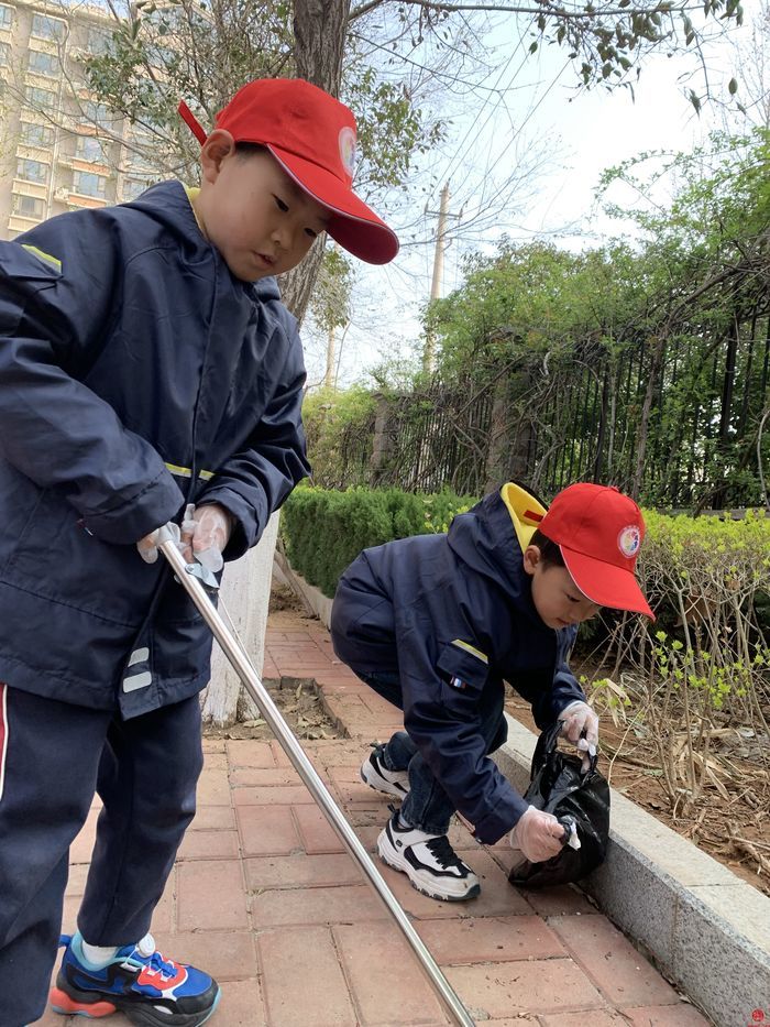 清扫卫生树新风  山大辅仁学校小小志愿者走进社区开展学雷锋活动