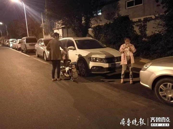 深夜济南一对母女俩电瓶车坏在路上！保安热心相助
