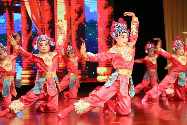 灯光璀璨、舞动全场，天桥文化艺术节为孩子插上梦想的翅膀