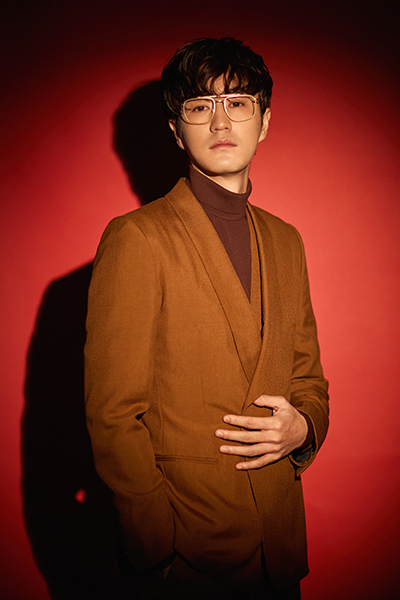 杨玏穿焦糖色西装亮相 带金丝眼镜令人眼前一亮