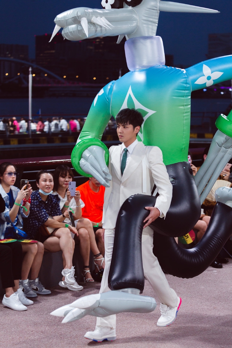 吴亦凡背两米高玩偶走秀|绝了绝了!吴亦凡背两米高玩偶走秀尽显反差萌