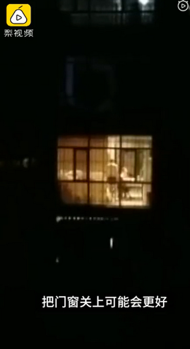 妈妈深夜咆哮式辅导作业响彻小区，网友：一人训娃全小区受教育