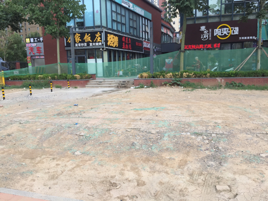 【啄木鸟在行动】铁厂北路奥体中路公交站南侧渣土覆盖不全
