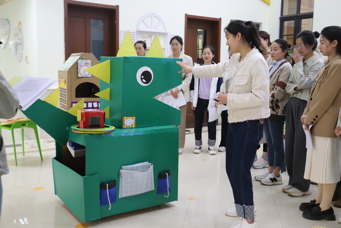 这所幼儿园的老师们动手自制玩教具，注重“多元素融合”