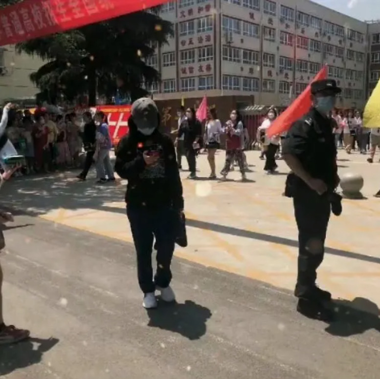 张子枫高考考场外被围拍|【吃瓜围观】张子枫高考考场外被围拍是怎么回事?大热天穿厚卫衣装扮严实
