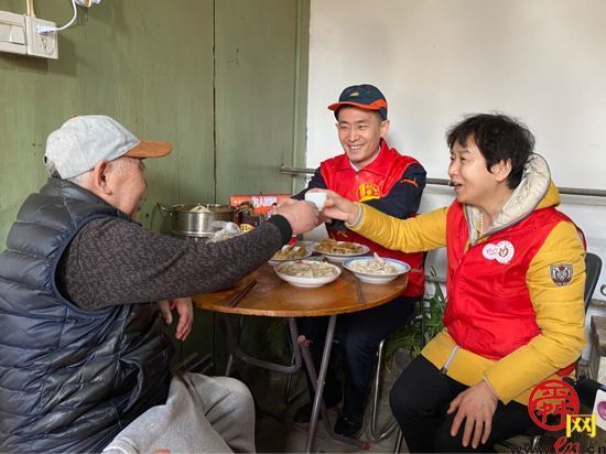 【网络中国节·春节】传递家的温暖  济南热力留济人员除夕陪伴另一群父母