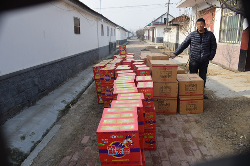 黄岛民警超市里发现端倪，收缴烟花爆竹249箱