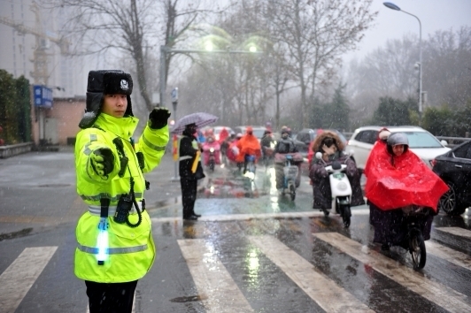 2020外语听力考试明日开考，交警护航，考生放心