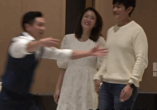 安以轩|安排！陈乔恩看望安以轩女儿 没满月就被妈妈戴上小发箍