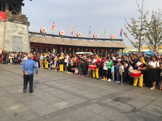 小长假第二天就被挤爆，东平水浒影视城开启人从众模式