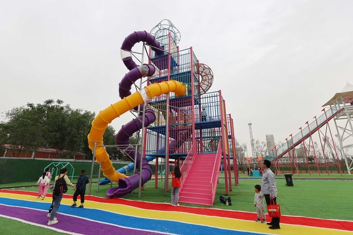 济南西客站片区首个无动力游乐园建成开放，成为亲子游戏的乐园