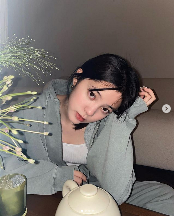 欧阳娜娜挑战玫瑰金发色 搭配纯色针织衫少女感十足