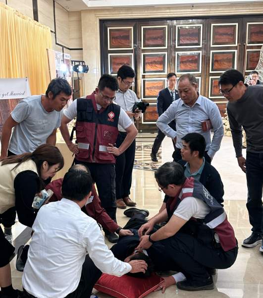 婚礼现场新郎突然晕倒 巧遇全市急救专家隔壁开会