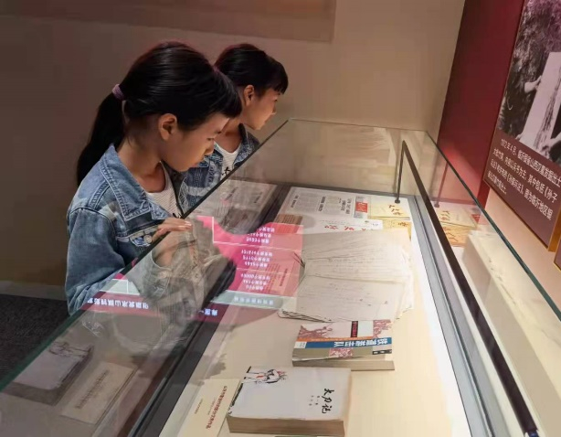 山东师大附属小学四五中队参观山东省庆祝中国共产党成立100周年主题展