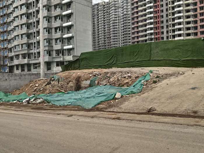 【啄木鸟在行动】市中区万科南北康项目门口渣土未覆盖