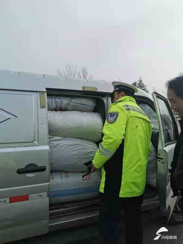 除了驾驶座里面全是货 面包车拉货超载被罚