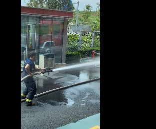 新手消防员分管供水车开心到飞起|新手消防员分管供水车开心到飞起，具体什么情况？画面太欢快了