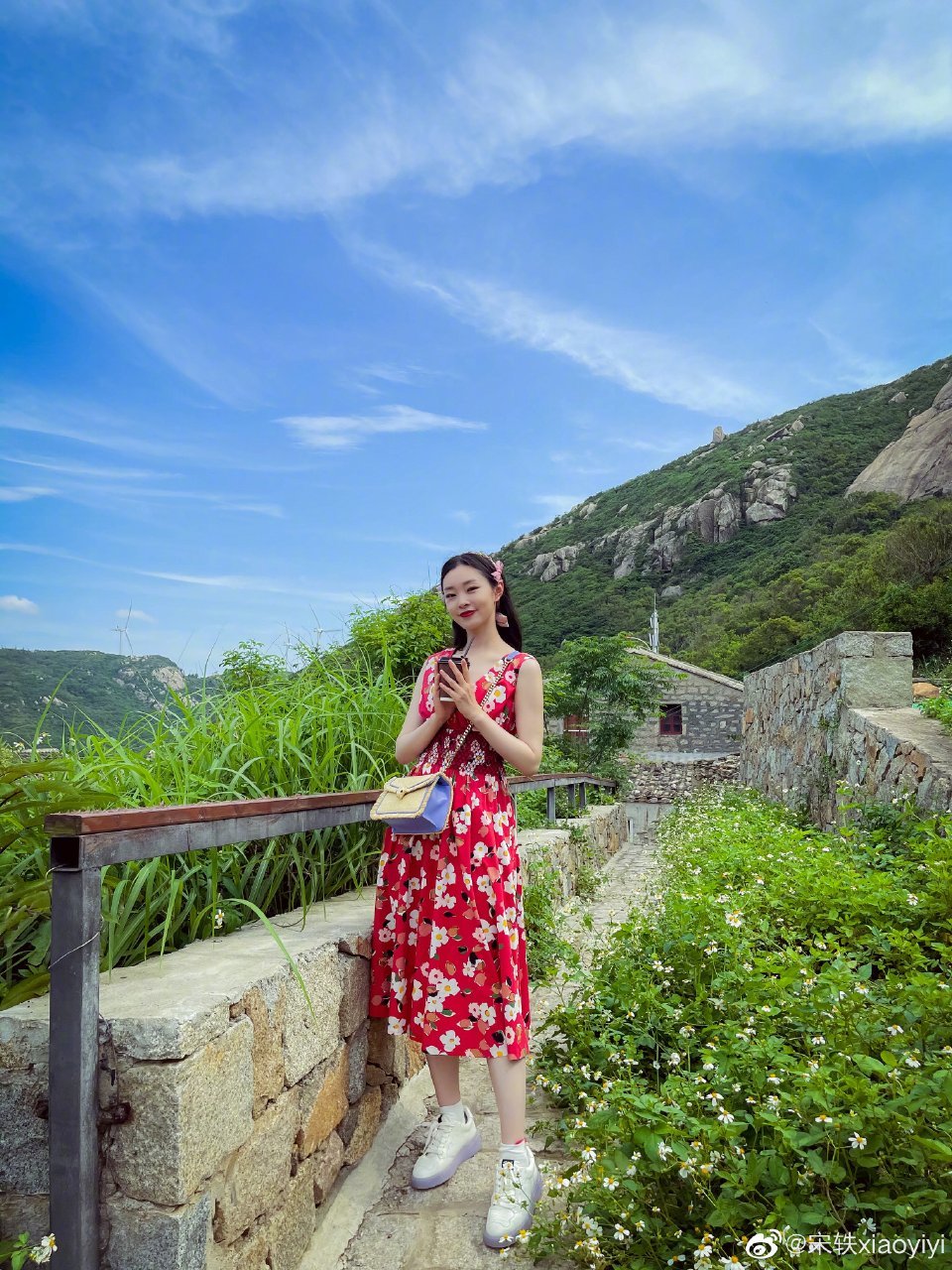 宋轶穿碎花红裙拍海岛大片 明艳可人清新甜美