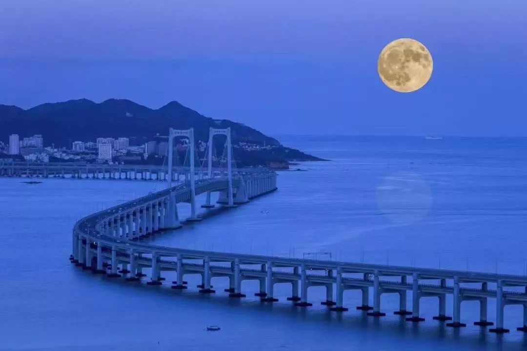 今夕元宵，月圆灯明，人长久，百病清！