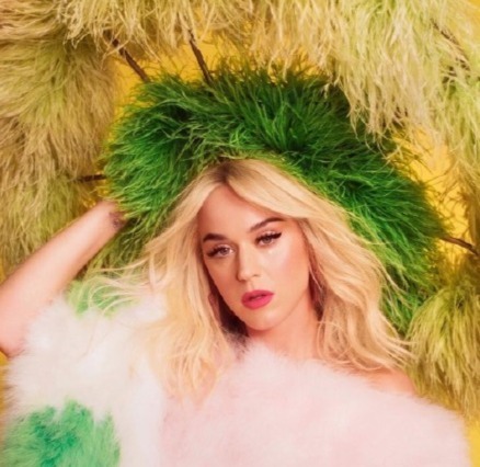 穿着|【果里果气】阿黛尔模仿凯蒂佩里新专辑造型，网友：水果姐出月子了？