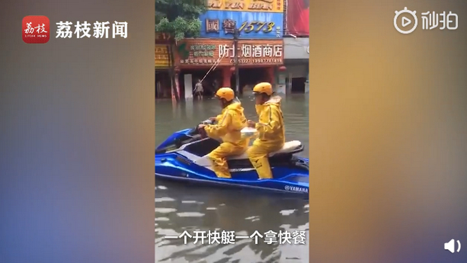 2名小哥开快艇送外卖 网友：没点装备都不敢送餐了