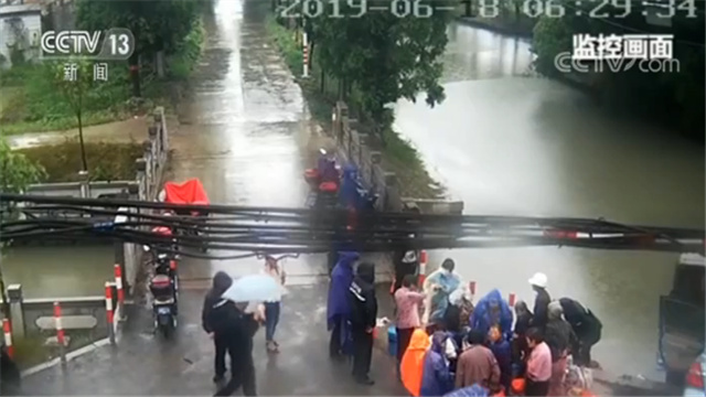 惊险！超员车与小轿车相撞后 失去控制冲入河内 7人伤