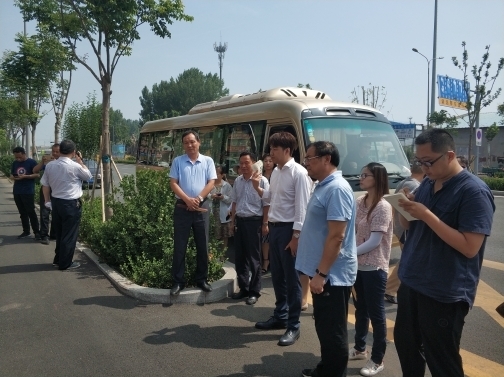 济南“行走城管”开展道路保洁工作恳谈观摩活动