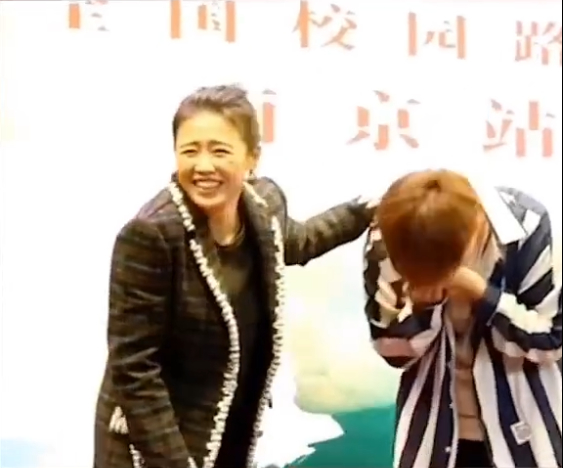 “从没有男人为我这样”男粉丝拥马思纯入怀激动落泪