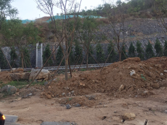 【啄木鸟在行动】二环南快速路港九路出口处存在扬尘隐患