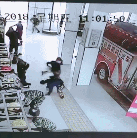 消防员为什么用叉子吃饭？知道真相后网友们心疼又敬佩