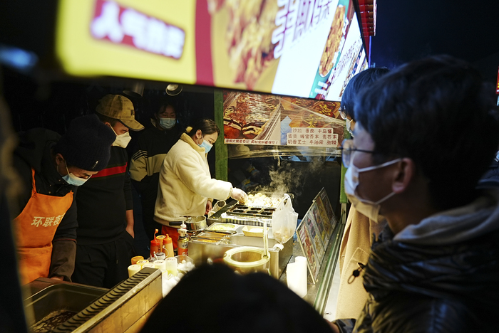 环联夜市恢复营业首日，小吃街烟火气升腾