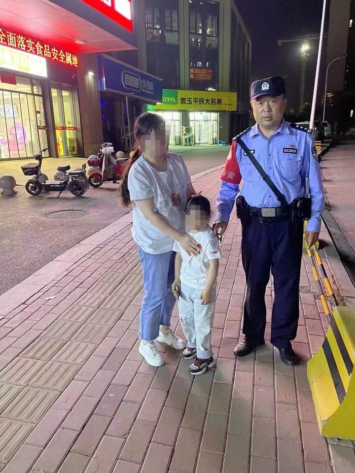 济南8岁女孩逛街走失，警方联动400名市民寻回