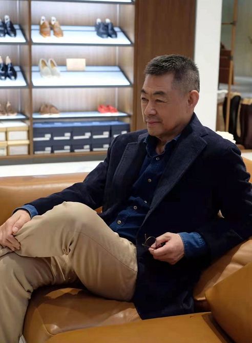 朱珠挺孕肚与爸爸逛街 晒父女合照同款梨涡抢镜