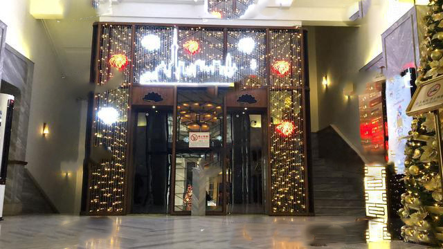 王思聪被“限制消费”后，搂美女吃高级餐厅，坐豪车一起回家