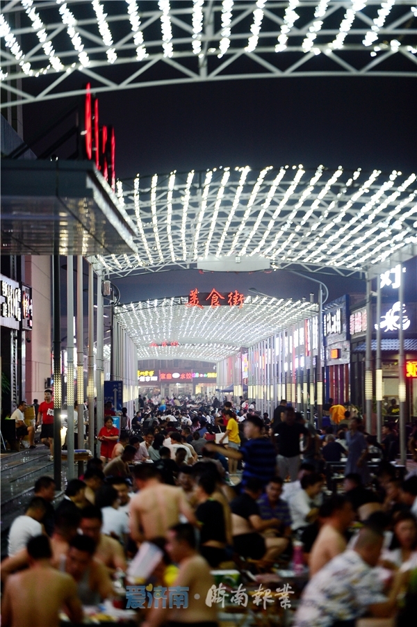 济南“地摊美食”这条街堪称最长