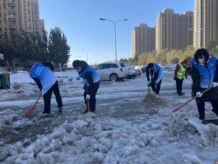 初雪暖情 槐荫区战风雪的温暖瞬间
