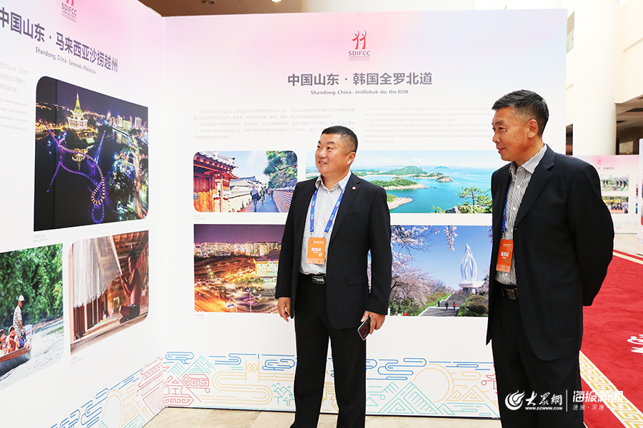 33国的外宾们来了！山东国际友城40年图片展成“打卡地”