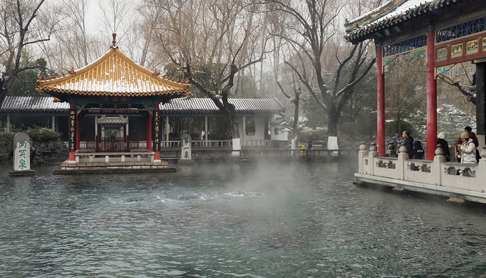 雪后趵突泉，碧水相映“云雾润蒸”